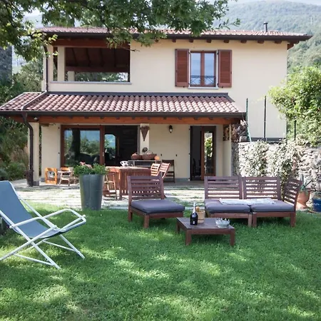 Castel - Rezzonico, By Lovecomo Tatil Evi